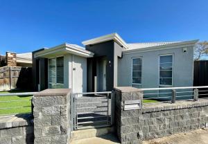 une maison avec une clôture devant elle dans l'établissement Nice and Neat House for your Journey - Renovated, à Perth