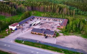 una vista aérea de un gran aparcamiento con coches en Travel Inn Cochrane, en Cochrane