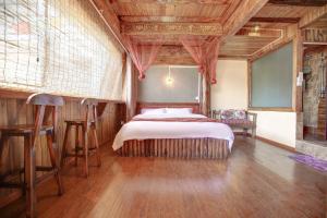 Postel nebo postele na pokoji v ubytování Shangri-La Youran Valley Inn