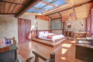 ein Schlafzimmer mit einem Bett in einem Zimmer mit einem Fenster in der Unterkunft Shangri-La Youran Valley Inn in Shangri-La