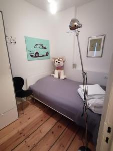 una cama con un animal de peluche sentado encima en Wunderschöne 3 Zimmer Wohnung!, en Hamburgo