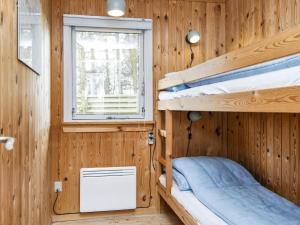 Двухъярусная кровать или двухъярусные кровати в номере Holiday home Struer XXVIII