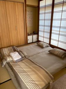 a large bed in a room with windows at Gohuku - Vacation STAY 41804v in Kami-ichi