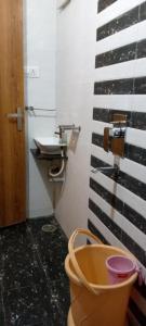 baño con lavabo y un instrumento en la pared en Hotel 7star near airport, en Indore