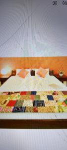 1 dormitorio con 1 cama con edredón en Hotel 7star near airport, en Indore