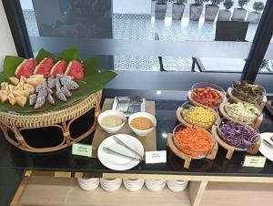 un buffet con diferentes tipos de comida en una mesa en Remas Hotel Hatyai en Hat Yai