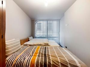 a bedroom with a large bed with a large window at Central - Sleeps 10 - 6 beds, 2 bath, Parking, Gym in Liverpool