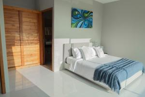 Postel nebo postele na pokoji v ubytování Harmony Sea View Villa