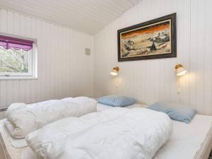 Postel nebo postele na pokoji v ubytování 7 person holiday home in Struer-By Traum
