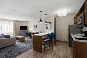 cocina y sala de estar con mesa y sillas en Candlewood Suites Yuma, an IHG Hotel, en Yuma