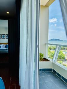 白馬省的住宿－Kep Sea View Hotel & Sky Bar，客房设有美景窗户。