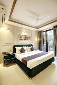 een grote slaapkamer met een groot bed en een raam bij Saltstayz Amara - Near MG Road and Sector 29 in Gurgaon