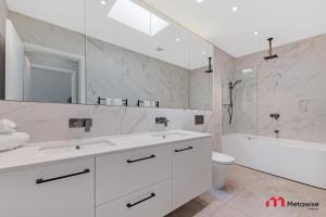 Salle de bains dans l'établissement MetaWise Luxury Haven 4 Bed in Central Double Bay