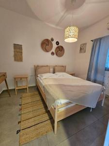 um quarto com uma cama e um lustre em HaKerem new luxury 3 rooms apartments and 2 rooms penthaus em Tel Aviv