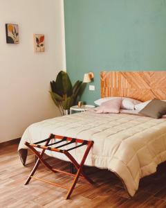 1 dormitorio con 1 cama grande y cabecero de madera en A casa di Alberta B&B Relais, en Rotondella