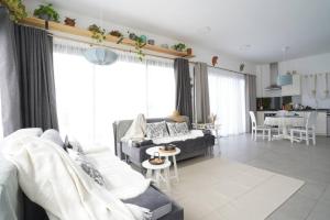 een woonkamer met een bank en een tafel bij HaKerem new luxury 3 rooms apartments and 2 rooms penthaus in Tel Aviv