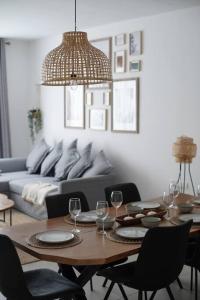 uma sala de estar com uma mesa e um sofá em HaKerem new luxury 3 rooms apartments and 2 rooms penthaus em Tel Aviv