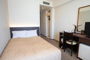 Postel nebo postele na pokoji v ubytování Hotel Aisul Matsuyama