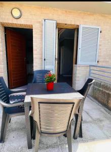 uma mesa e cadeiras sentadas num pátio em Casa di Sveva em Marotta