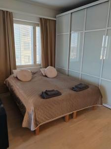 una camera da letto con un grande letto con due asciugamani di Keskustan tyylikkäin studio a Lappeenranta