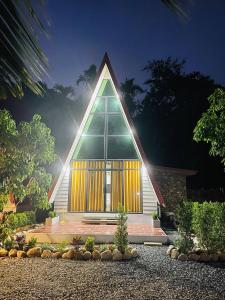 una iglesia con una luz delante de ella en HOLY VILLA A Frame 3beds 1sofa bed 1bathroom, en Kampot