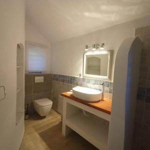 ein Bad mit einem Waschbecken und einem WC in der Unterkunft Pietra Bianca in Koríthion