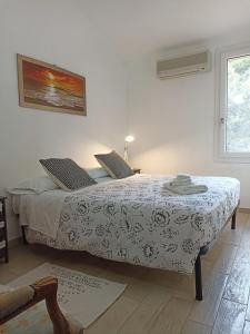 ソラナスにあるVilletta Ludovicaの窓付きの部屋にベッド付きのベッドルーム1室があります。