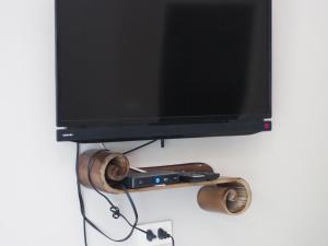 TV a/nebo společenská místnost v ubytování บ้านชมเขา - Baan Chom Khao