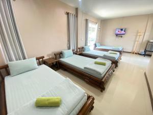 Tempat tidur dalam kamar di บ้านชมเขา - Baan Chom Khao