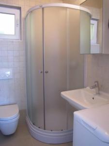 una ducha en un baño con inodoro y lavabo en Lili Sunset, en Stari Grad
