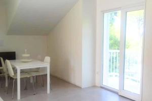 un comedor blanco con una mesa blanca y una ventana en Lili Sunset, en Stari Grad 18 fotos más