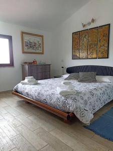 1 dormitorio con 1 cama grande en una habitación en Villetta Ludovica, en Solanas