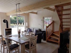 a living room with a table and a couch at Beaver Modern retreat in Berg