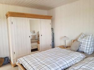 a bedroom with a bed and a mirror in it at Beaver Modern retreat in Berg