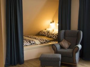 Habitación con cama, silla y espejo. en Dandelion Modern retreat, en Leezdorf