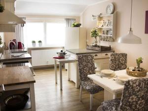 cocina con mesa y sillas en Dandelion Modern retreat, en Leezdorf
