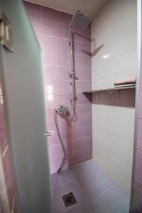 IlijašにあるThe view Apartmentsのピンクタイルのバスルーム(シャワー付)