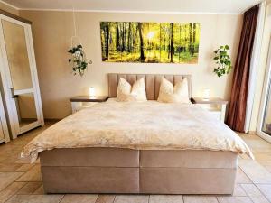 Fasse Comfortable holiday residence في Delliehausen: غرفة نوم بسرير كبير وطاولتين