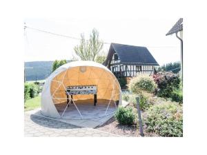 ein Kuppelzelt mit einer Bank vor einem Haus in der Unterkunft Salweyblick Modern retreat in Niedersalwey