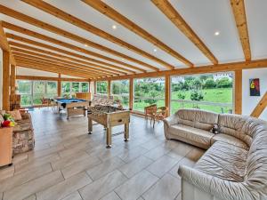 Gallery image of Geschmackvolles Ferienhaus mit privatem Pool in Hellenthal