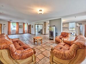 Gallery image of Geschmackvolles Ferienhaus mit privatem Pool in Hellenthal