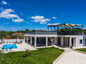 ein großes weißes Haus mit einem Pool in der Unterkunft Villa Bella Vita in Barban