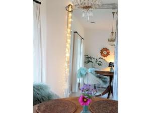 een kamer met een tafel met een vaas met bloemen erop bij Rose Cottage Comfortable holiday residence in Petershagen