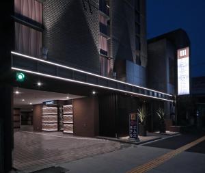 名古屋市にあるM'z HOTELの緑色信号灯が目の前にある建物