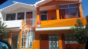 納斯卡的住宿－Marlon's House Nasca，一座橙色的白色建筑,