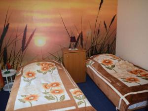 2 camas en una habitación con flores en la pared en at Bauernsee Modern retreat, en Kagel 22 fotos más