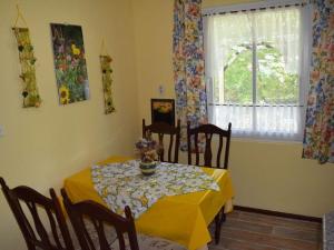 Un comedor con mesa y sillas y una ventana. en at Bauernsee Modern retreat, en Kagel