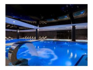 una gran piscina en un edificio con sillas en Villa Maria Comfortable holiday residence en Karpacz