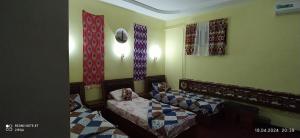 Ένα ή περισσότερα κρεβάτια σε δωμάτιο στο Khiva Saodat Guest House