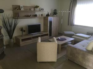 un soggiorno con divano e TV di Strandhus Modern retreat a Lubmin